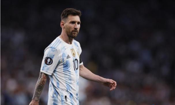 美国一枪手骑摩托与警察上演公路追逐 高速逃窜终被擒